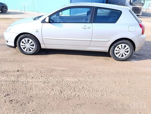 Toyota Tirgojās mazs, ekonomisks auto. Auto ir pa kādam v