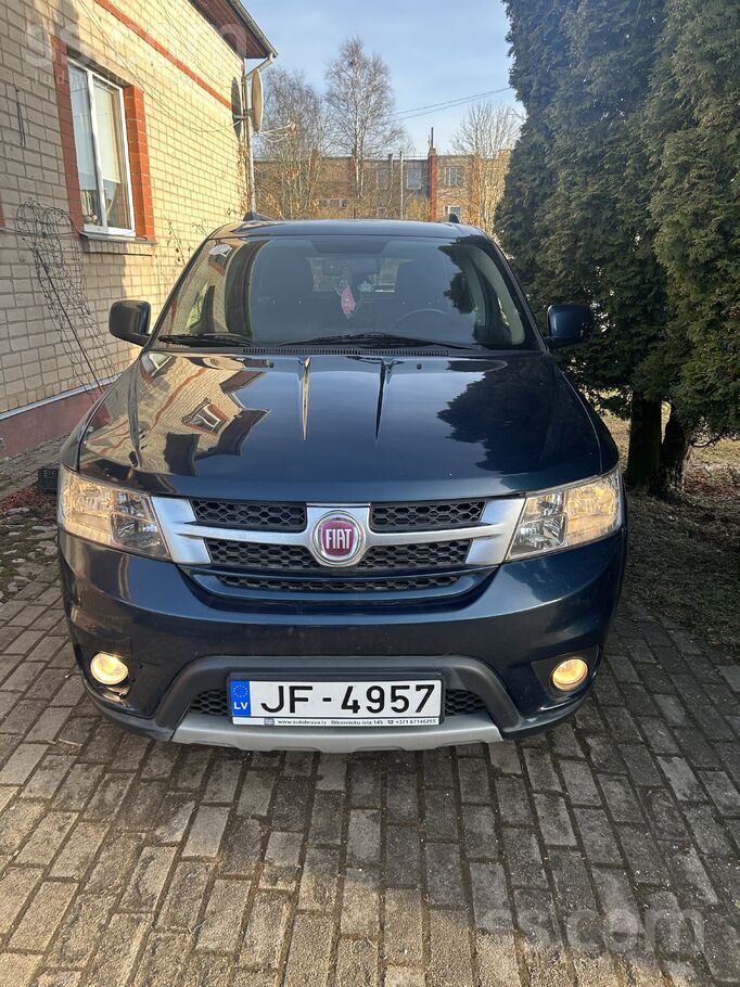 Fiat Automašīnai ir nelieli virsbūves defekti, un izgri