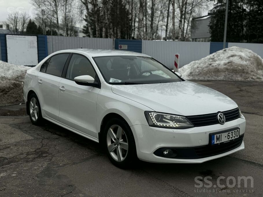 Pārdodu 2014. gada Volkswagen Jetta 1.6 dīzelis (77kW). 
Auto ir tehniski u