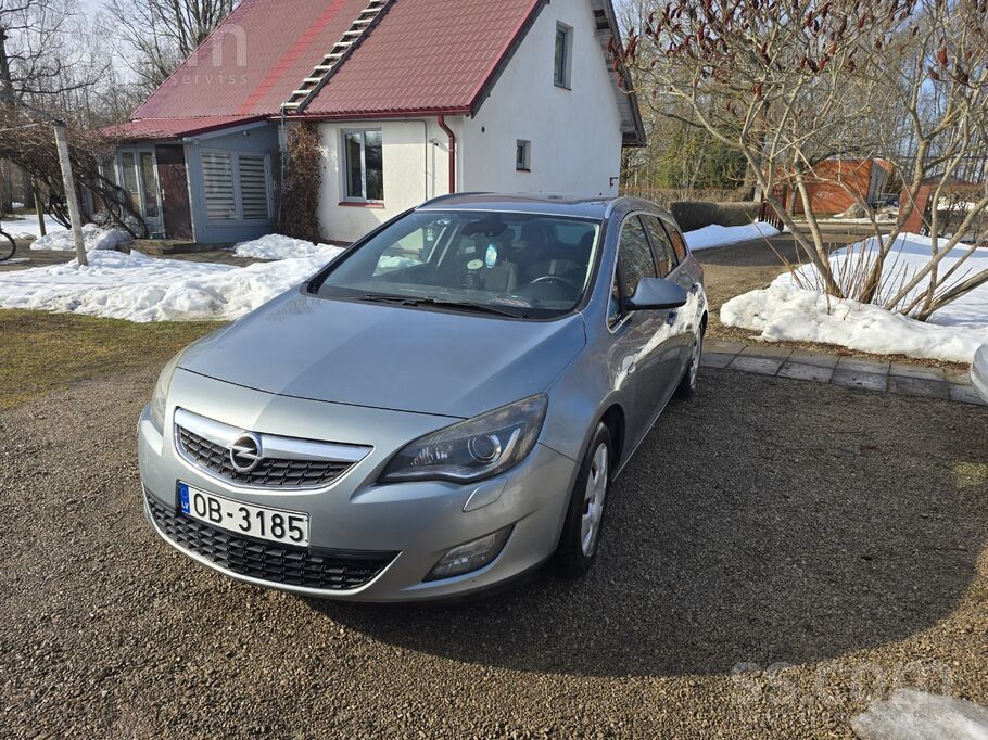 Opel Tiek tirgots labs un ietilpīgs auto. Auto ir ar vi