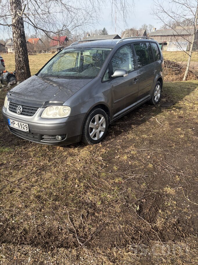 Volkswagen Pārdodu Volkswagen Touran pelēkā krāsā. 