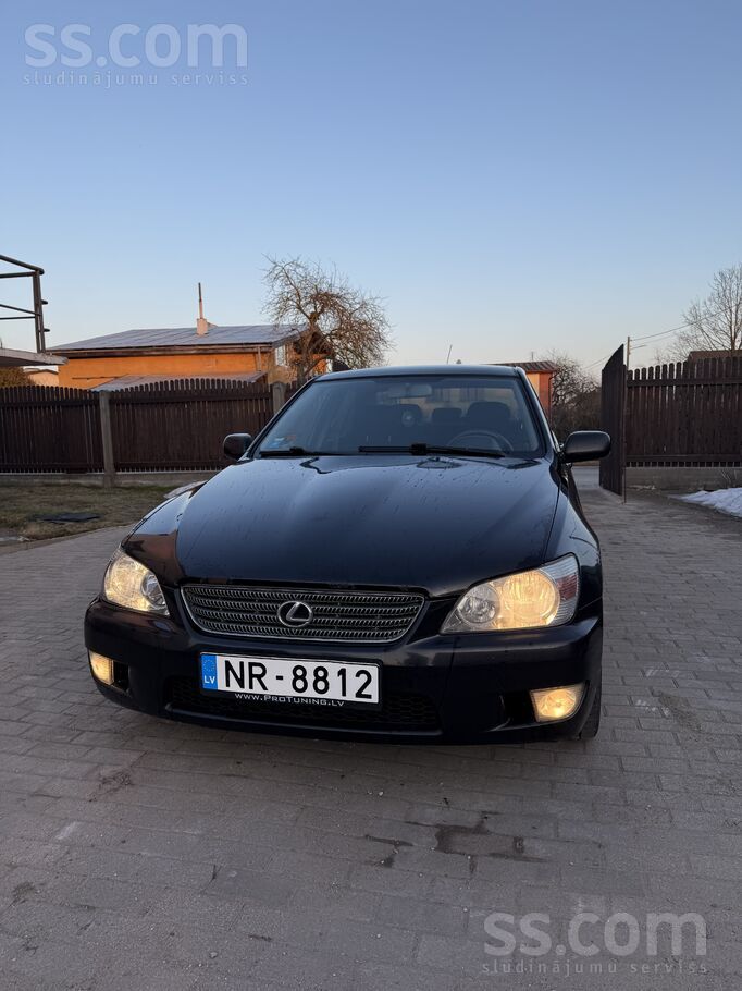 Dzinejs un kaarba darbojas labi, shur tur pa ruusai. Check engine izpuuteeja