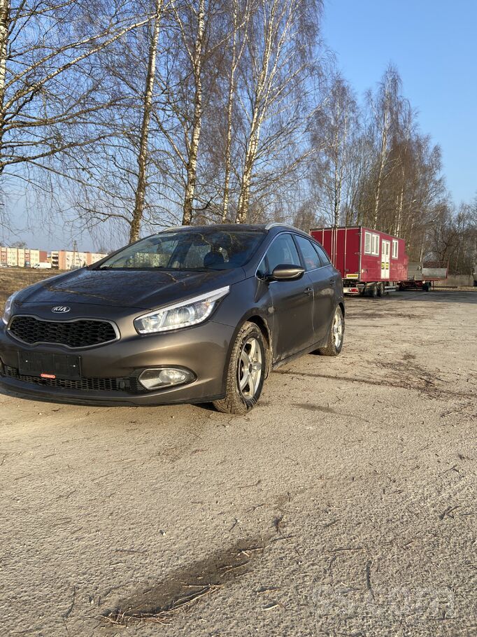 Pārdod uzticamu un ekonomisku Kia universāli ar benzīna dzinēju un mehānisko