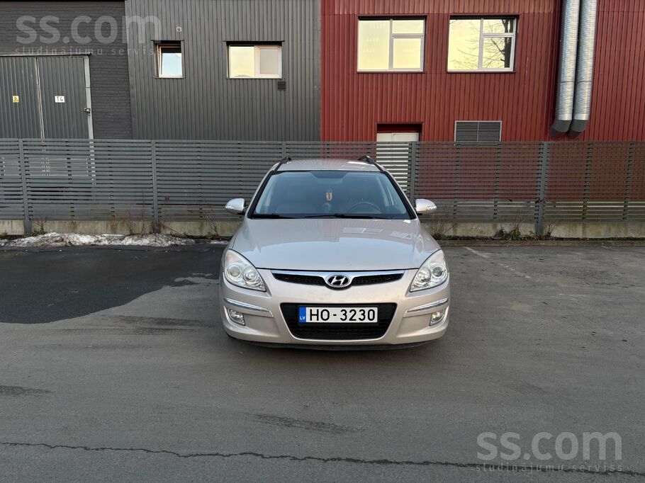 Hyundai Vienkāršs , ekonomisks praktisks auto, vidējais pa