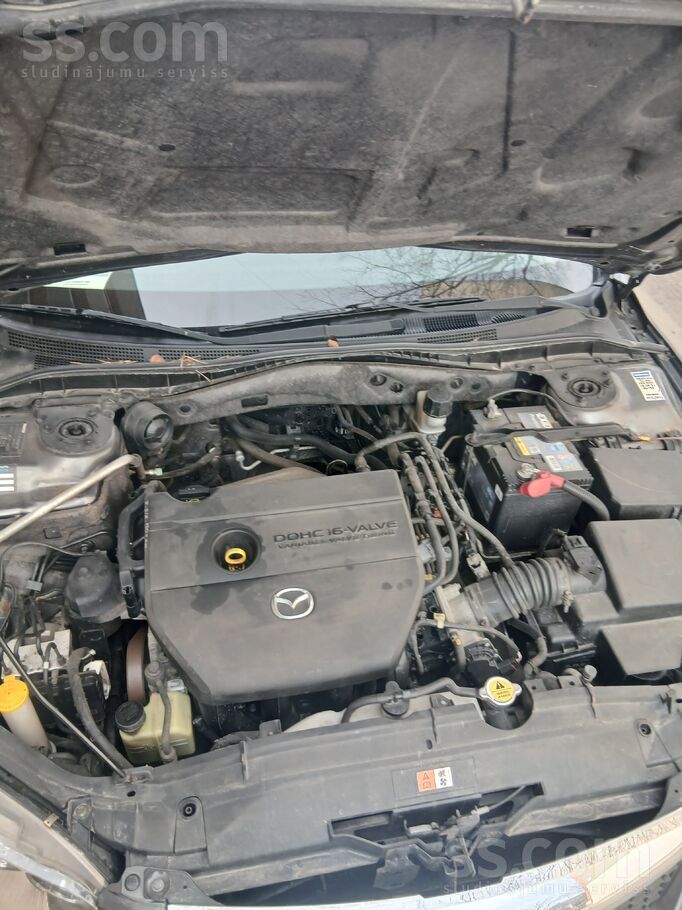 Mazda Mazs nobraukums ir mazliet rūsas priekṣ̌ sava gada