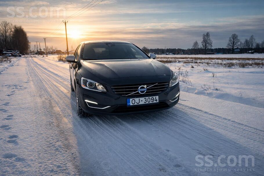 Pārdodu ekonomisku, drošu un ietilpīgu Volvo V60 Plug-in Hybrid universāli.