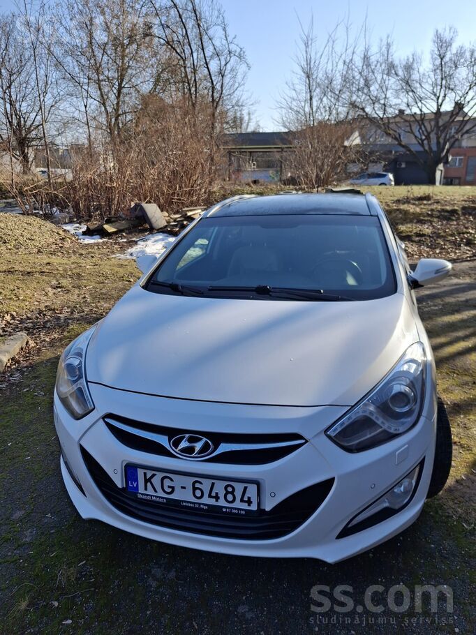 Skaists auto, labā tehniskā un vizuālā stāvoklī. Viena no pilnākajām komplek