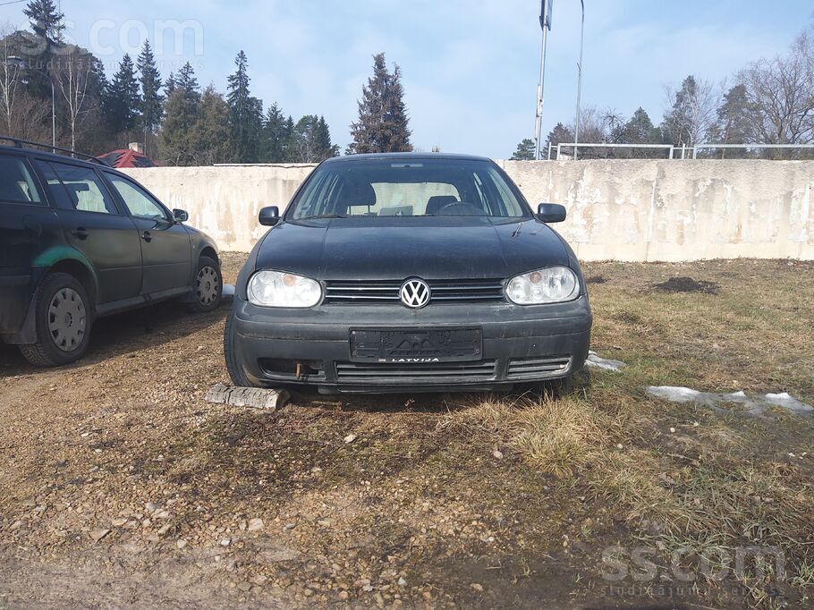 Volkswagen Pārdod Divus Golf4
