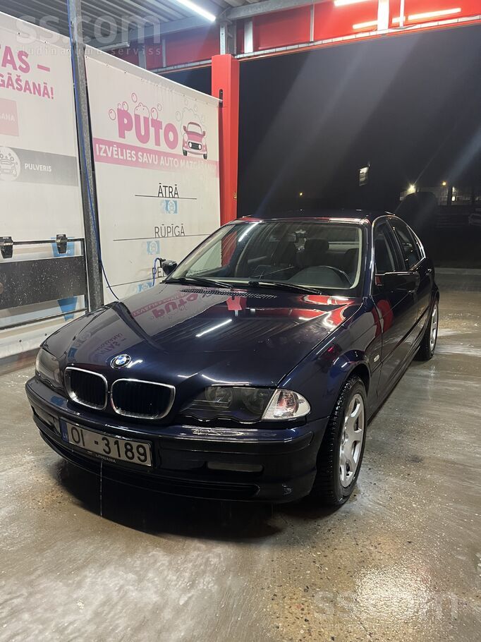 Pārdodu uzticamo auto. BMW 323 benzīns aprīkots ar manuālo 5 robu kārbu.