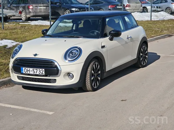 Mini Mini Cooper, skaistā krēmīgi baltā krāsā ar melnu 