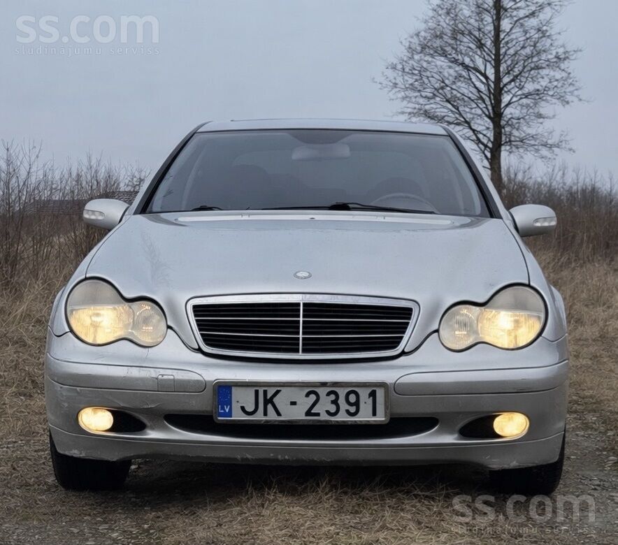 Mercedes Tiek pārdots pelēks Mercedes Benz C180 (W203) seda