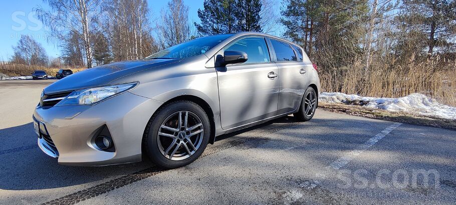 Toyota Продаётся Toyota Auris 2013, бензин 1.6 (97 kW), а
