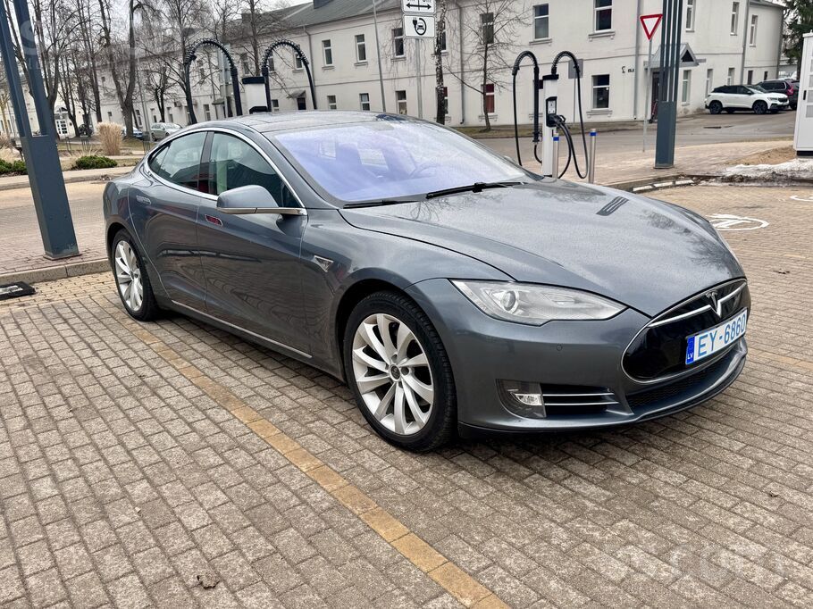 Tesla model S P85
Free supercharger
Free premium connectivity
Pneimatiskā p