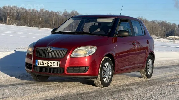 Skoda Škoda Fabia ar 1.2 litru benzīna dzinēju un manuāl
