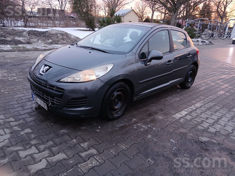 Продаю маленький, экономичный автомобиль. Есть небольшие визуальные деффекты