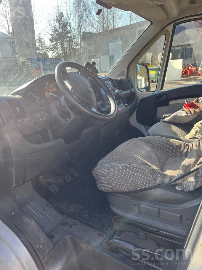 Pārdodu Peugeot Boxer
Buss normālā stāvoklī atbilstošs savam nobraukumam u