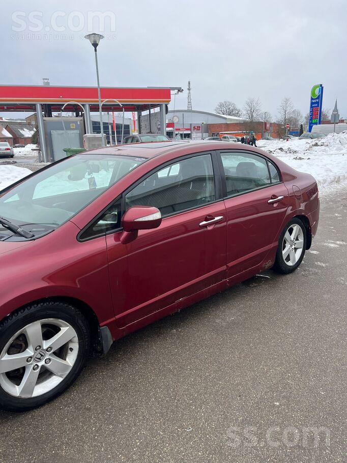 Pārdod civic sedanu. 103kw, 6pakapju manuāla ātrumkārba. Gāzes iekārta strād