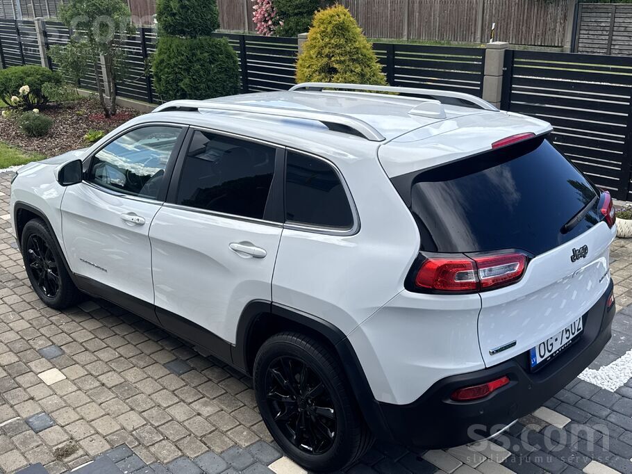 Продаю автомобиль, не требует вложений, покрышки практически новые, многие д