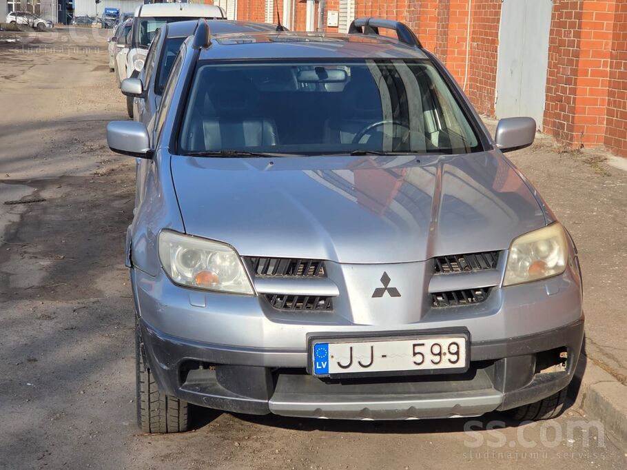 Auto Braukšanas kārtībā. Benzīns, gāze. Sakabes āķis. Dzinējs darbojas, brem