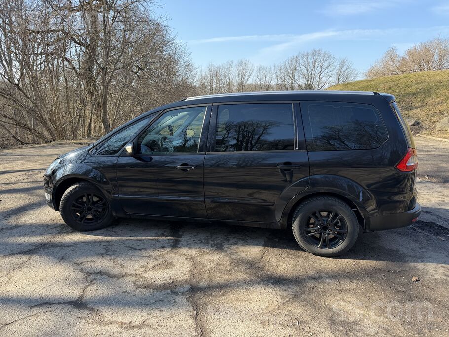 Ford Pārdod ietilpīgu ģimenes automašīnu-