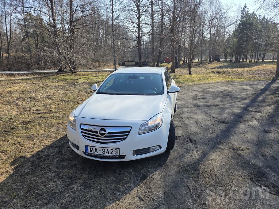 Opel Opel Insignia ar 2.0 litru dīzeļdzinēju un automāt