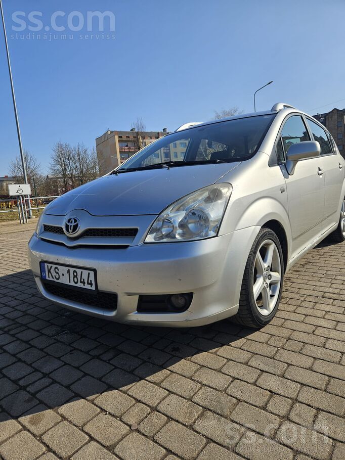 Sakarā ar jauna auto iegādi, tiek pārdota Toyota Corolla Verso labā tehniskā