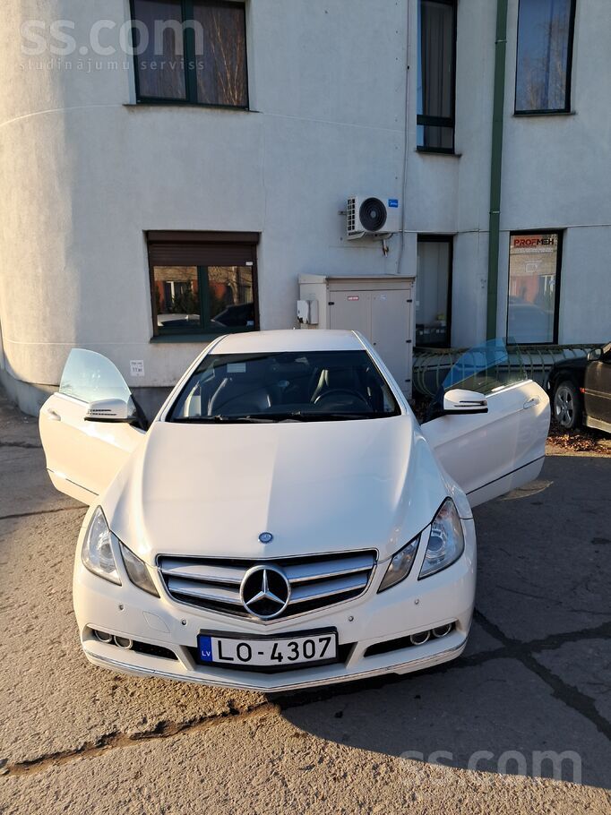 Mercedes Продается купе е220. В отличном техническом и визу