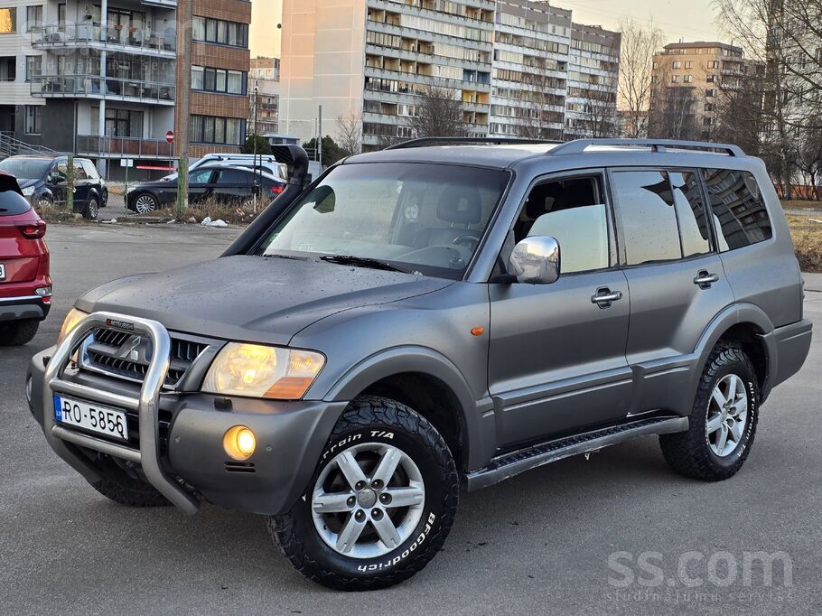 Mitsubishi Pajero 3.2Did Super select 4x2 4x4 4x4Low. 7 Sēdvi