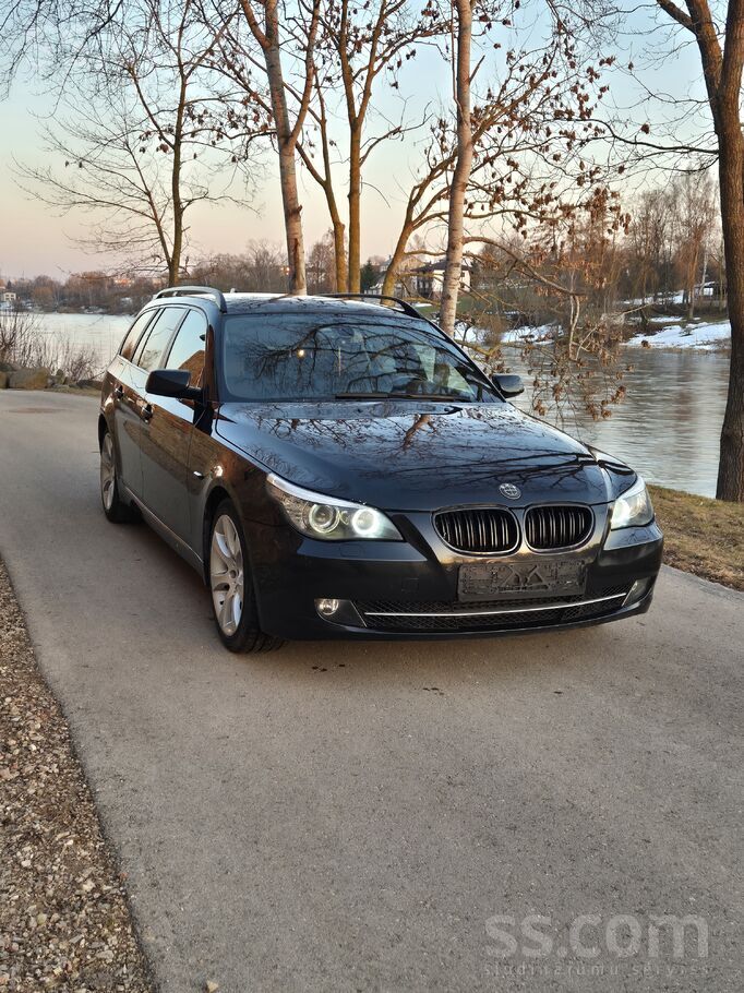Bmw 525d facelift modelis 
Auto ar labu komplektāciju:
Melnie griesti 
He