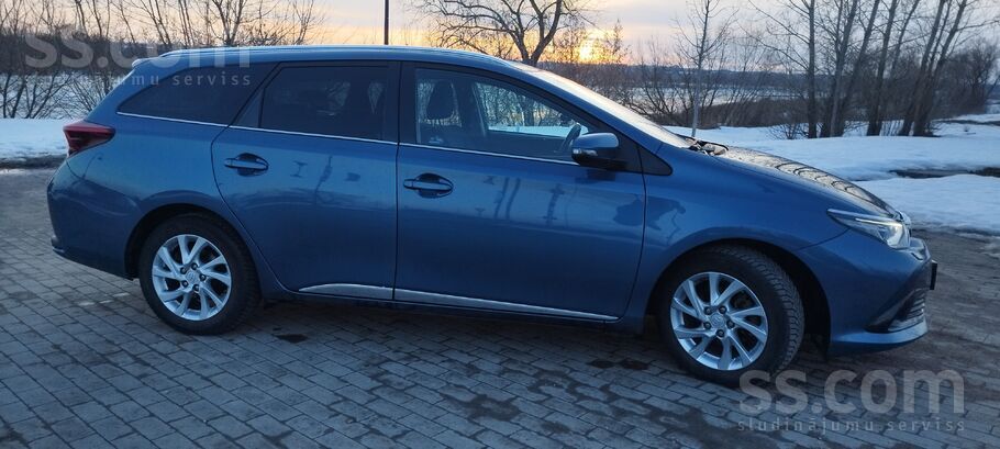 Toyota Pārdod Toyota Auris Touring Sport. 