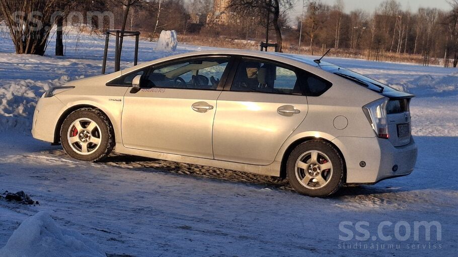 Toyota Pārdod Degvielas cenas augšanas laikā labāko risin