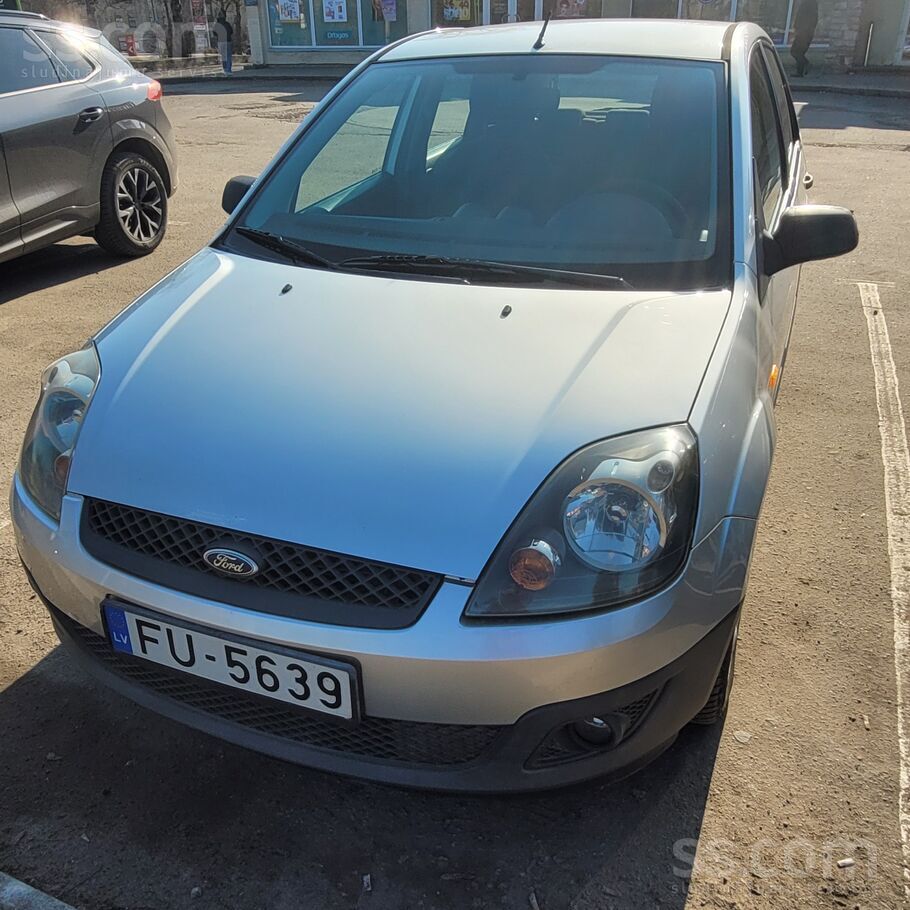 Ford Pārdod īpašnieks. Automašīna tika apkalpota dīleru