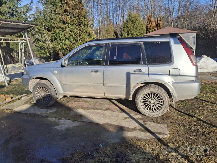 Продаю Nissan X-Trail 2004г, есть небольшой дефект двигателя, машина на ходу