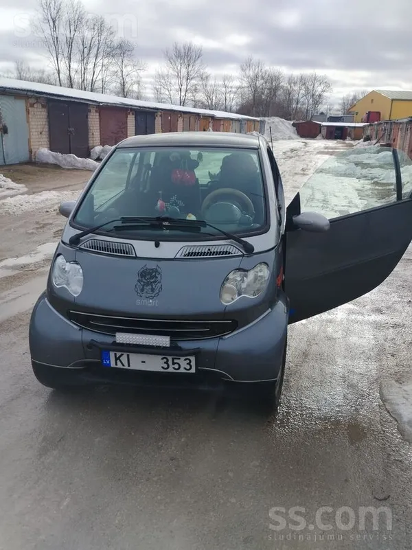 Smart Pārdodu automašīnu „Smart“ ļoti mazu un kompaktu, 