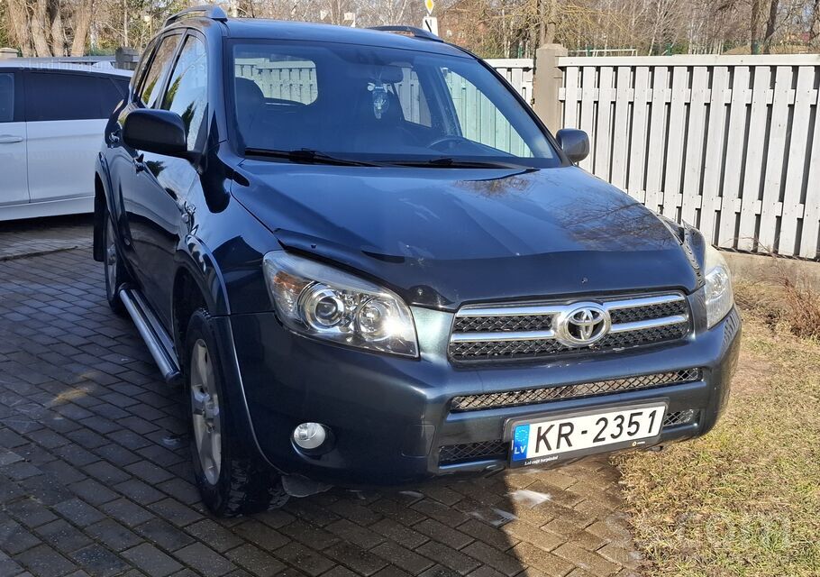 Toyota Pārdod uzticamu in izturīgu auto toyota rav4 2.2dc