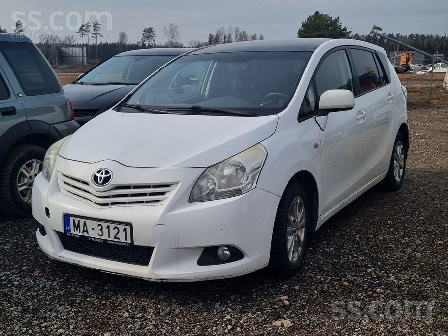 2011.gada Verso Toyota. 2, 0 dīzelis 93kw D4-D dzinējs. Nekādu problēmu ieda