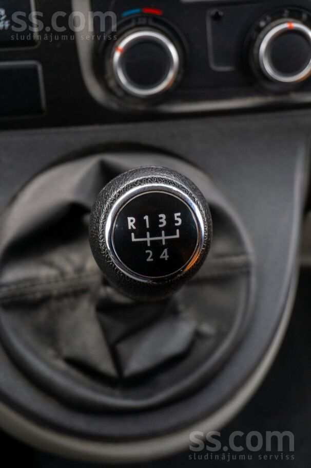 Volkswagen VW Transporter 2.0l dīzelis. 75Kw