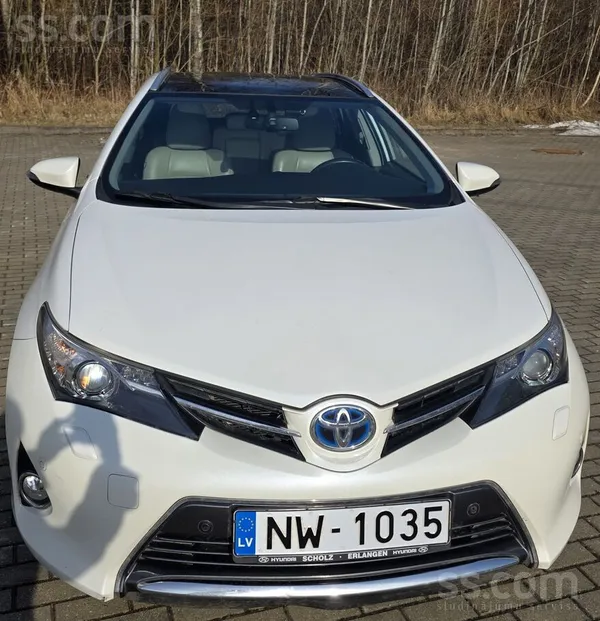 Toyota Toyota Auris 1.8 Touring Sports Hybrid, 2014. Labā