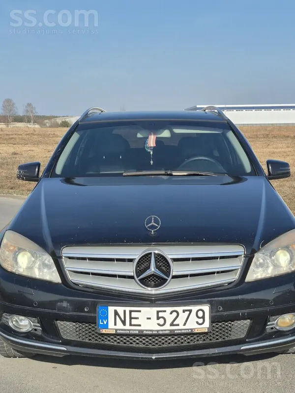 Mercedes Pārdodas populārs, uzticams un ekonomisks vidējās 