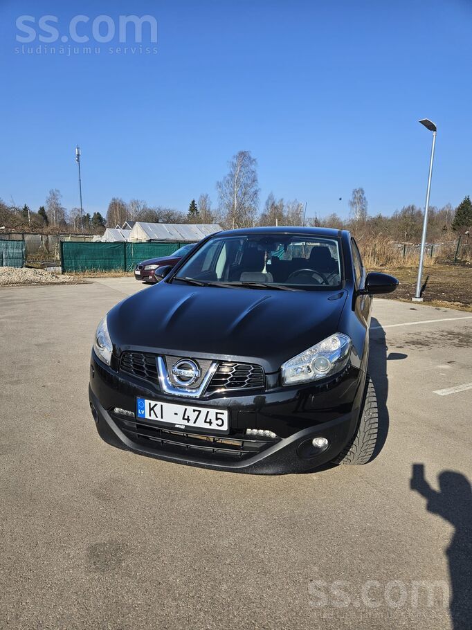 Nissan 1.6Бензин. Автомобиль в очень хорошем состоянии и 