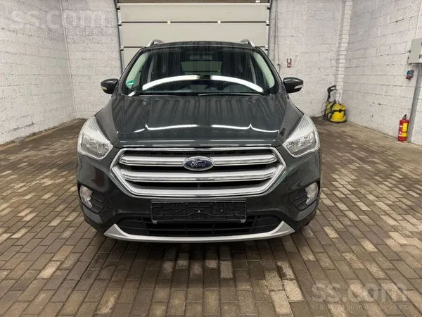 Ford Pārdod automašīnu Ford Kuga labā tehniskā un vizuā