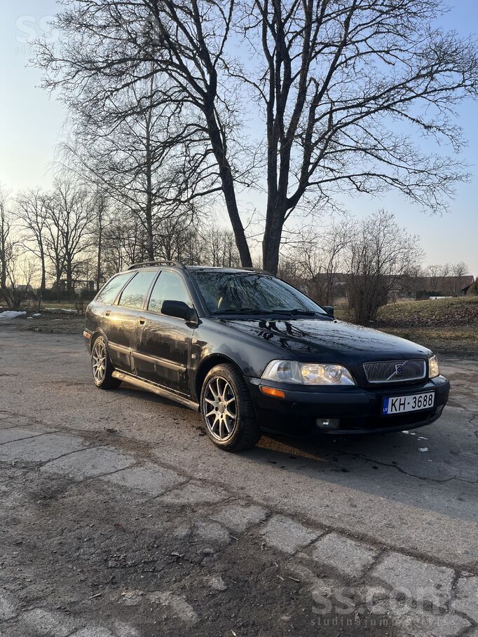 Tiek pārdots Volvo V40. Ir braucama, bet ir jāmaina turbīna. Uz auto virsbūv
