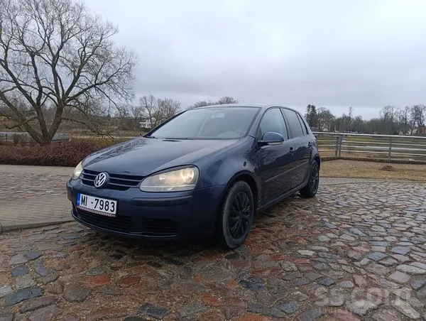 Volkswagen Pārdodu golfu, ar 1.6 bendzina dzinēju.