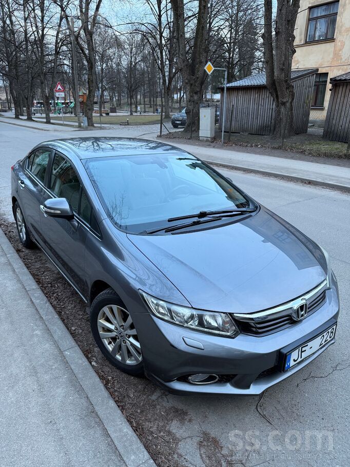 Oriģināls nobraukums, visas apkopes, remonti pie dīlera. Kopts, tīrs salons.