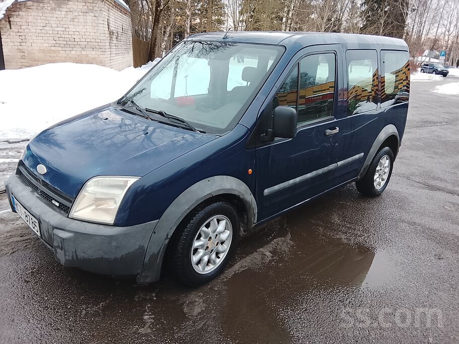 Pārdodu brucošu auto remontēšanai vai rezervesdaļām ar dažādiem defektiem. D