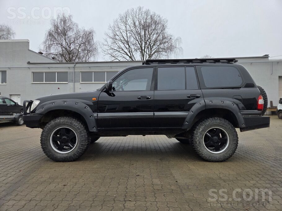 Pārdod Landcruiser 100. automāts 4, 2d
Aprīkots ar metāla bamperiem, stipri