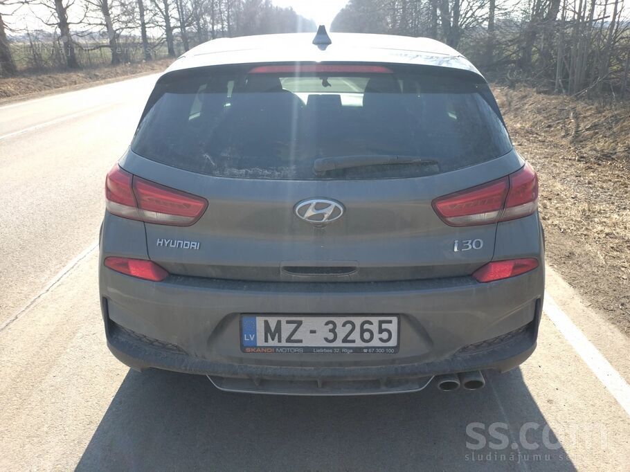 Hyundai Auto apkopi veica pie Dīlera
