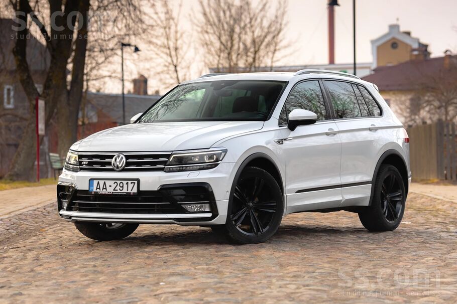 Volkswagen Skaists R- Line eksemplārs ar ļoti bagātīgu komple