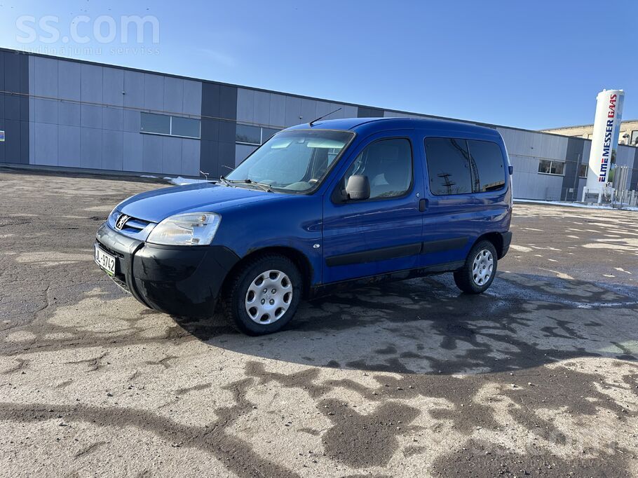 Peugeot Labs darba auto. Pilda savas funkcijas. Sēdies un 