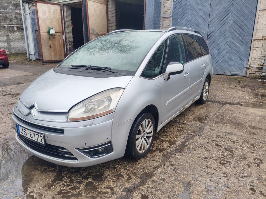 Ilgāk startējas. Braucot šad tad raustās. Var noslāpt. Servisā teica, ka ies